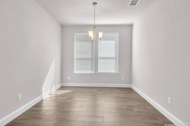 spare room featuring a notable chandelier