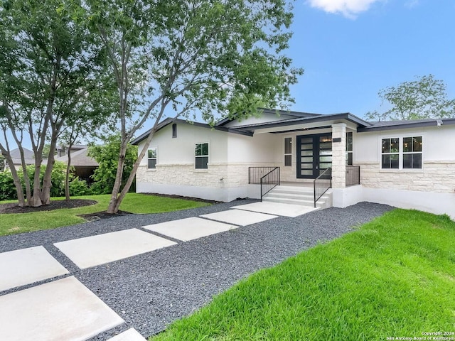 view of front of property featuring a front lawn