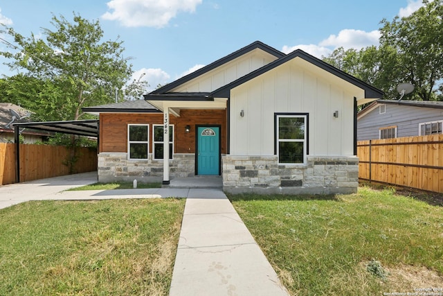 view of front of home featuring a carport and a front lawn