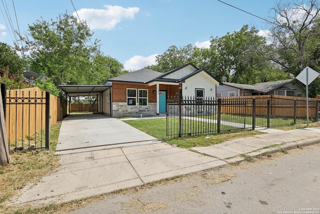 view of front of home featuring a carport and a front lawn