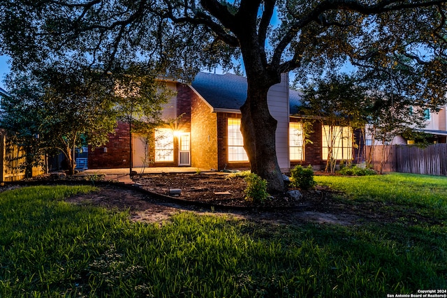 view of front facade featuring a front yard