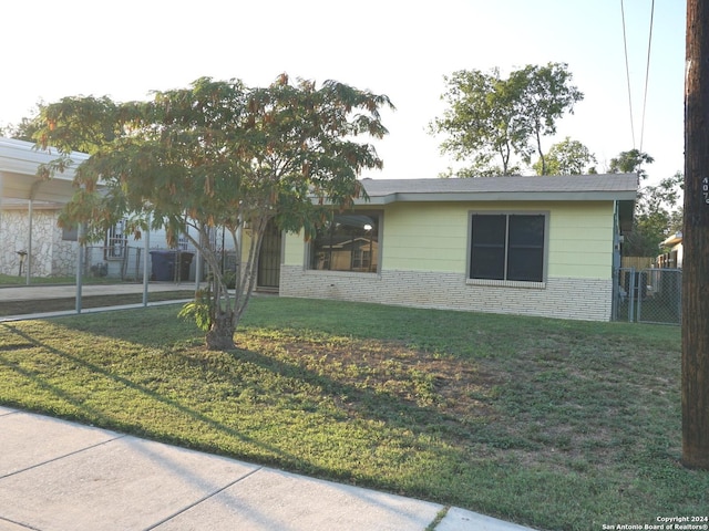 view of front facade featuring a front lawn