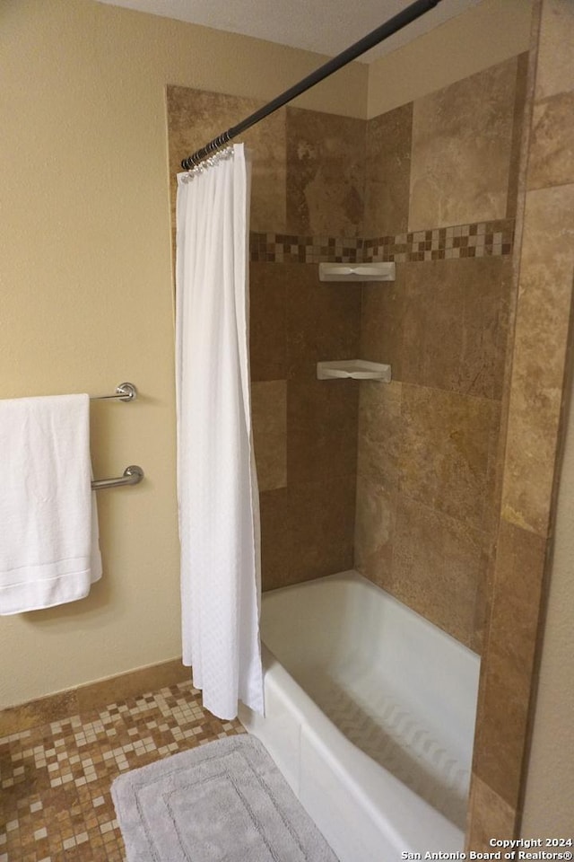 bathroom with shower / bath combo with shower curtain