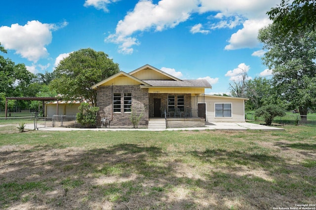 view of front facade featuring a front lawn