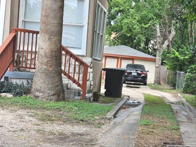 1633 W Woodlawn Ave, San Antonio, TX 78201 - view of side of home featuring a detached garage