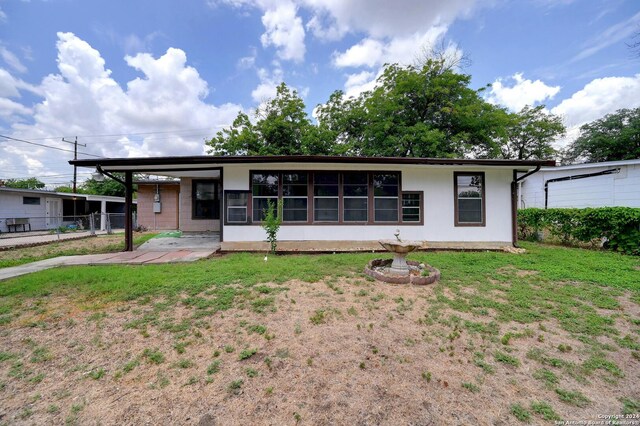 view of front facade featuring a front lawn