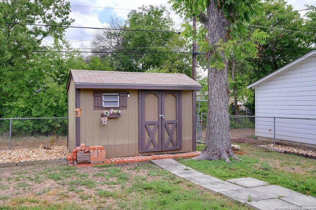 view of outdoor structure featuring a yard