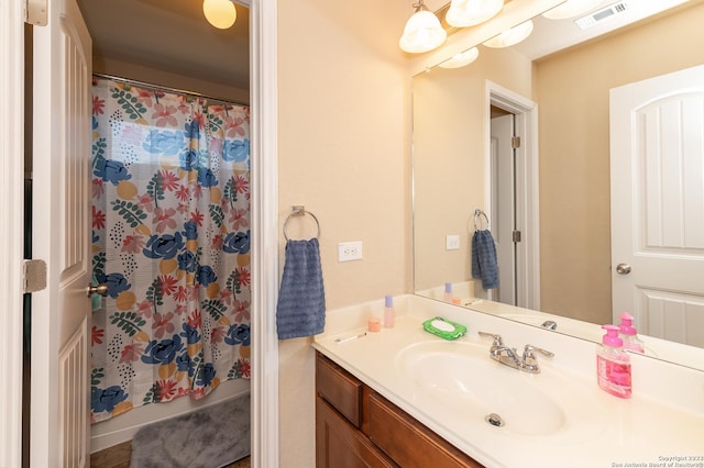 bathroom with a shower with shower curtain and vanity