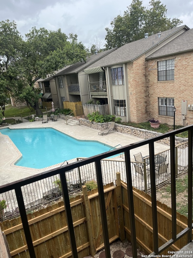 view of swimming pool featuring a patio