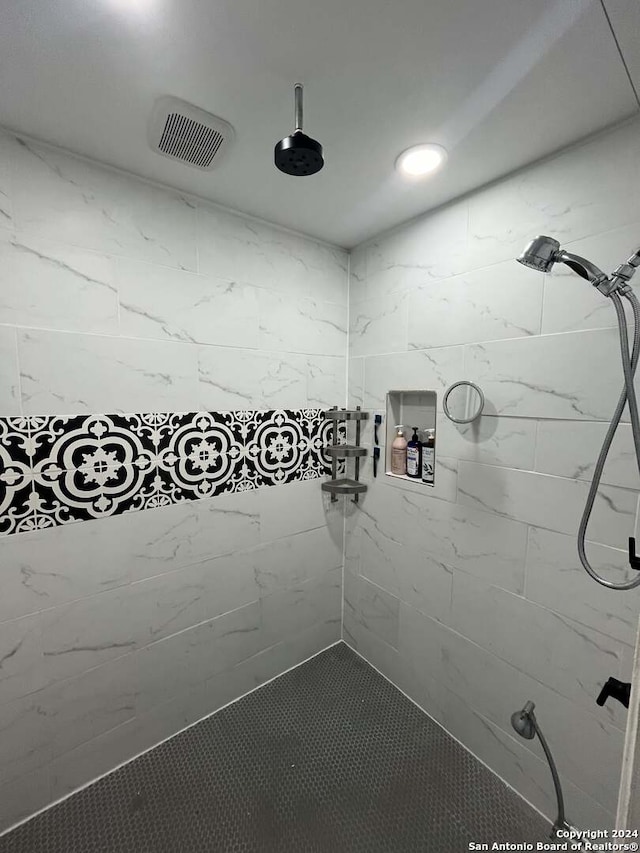 bathroom featuring a tile shower