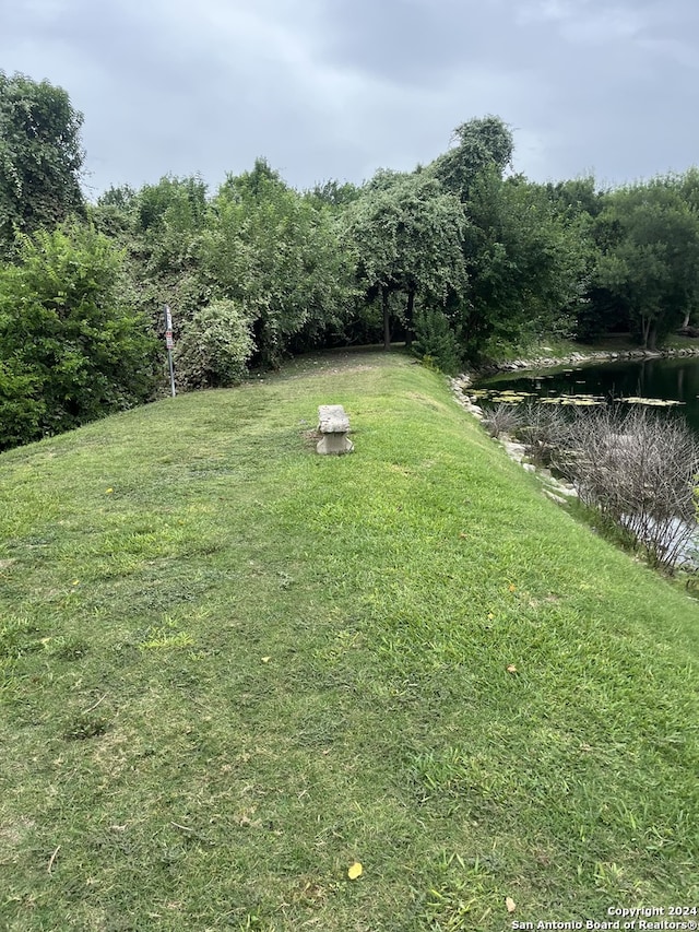 view of yard featuring a water view