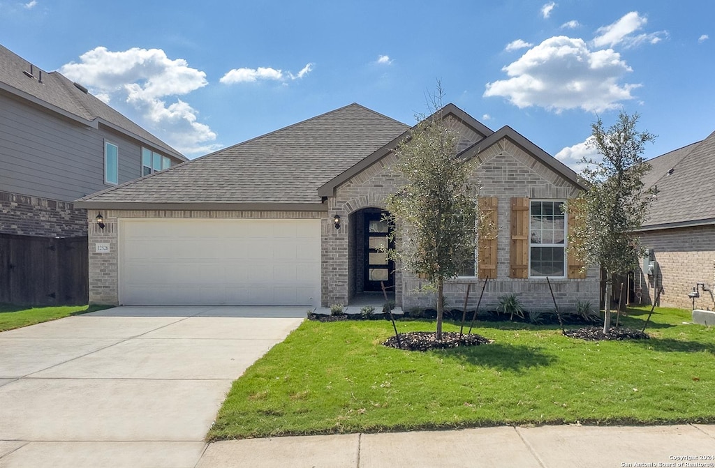 view of front facade with a garage and a front yard