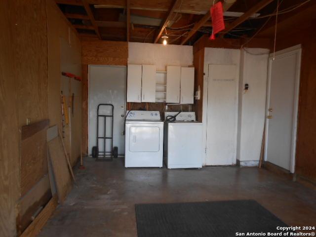 basement with washing machine and dryer