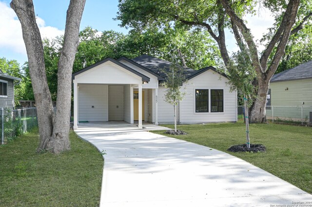 view of front of property featuring a carport