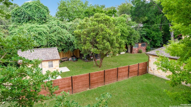 view of yard with a storage unit