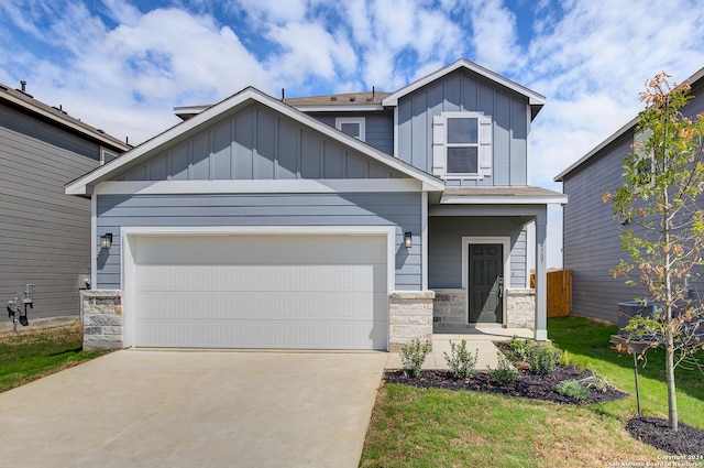 craftsman house featuring a garage, a front lawn, and a porch