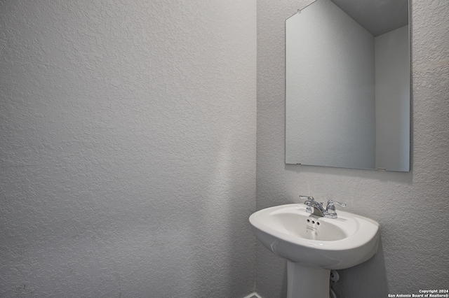 bathroom featuring sink