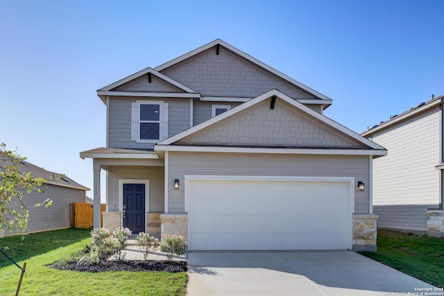 craftsman-style house featuring a front lawn