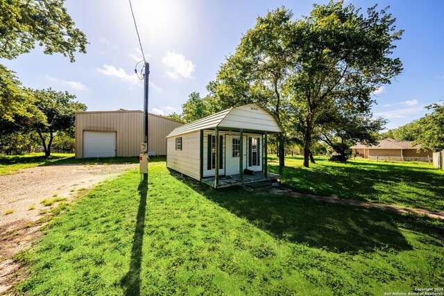 view of yard featuring a storage unit