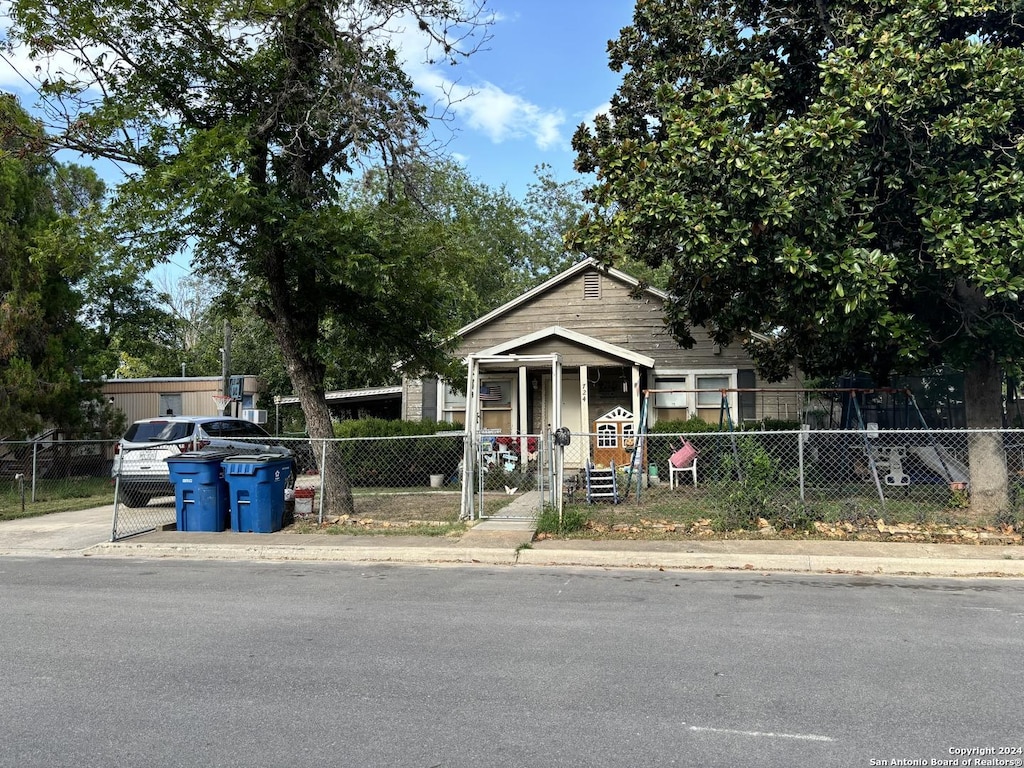 view of front facade featuring a gate and a fenced front yard