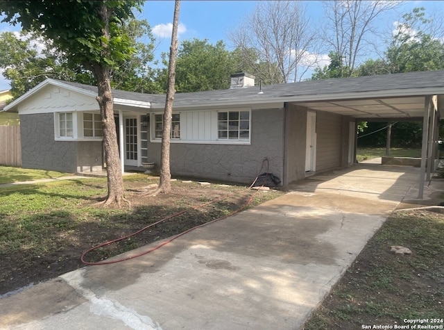 single story home with a carport