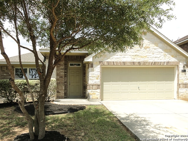 view of front facade featuring a garage