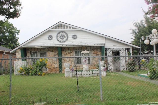 view of front of home featuring a front lawn