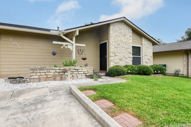 view of front of house featuring a front yard