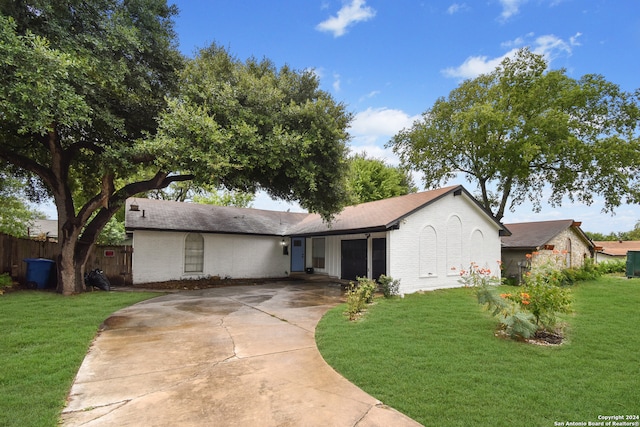 ranch-style house featuring a front lawn