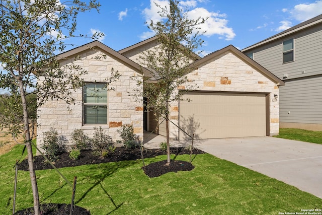 view of front of home featuring a front yard and a garage