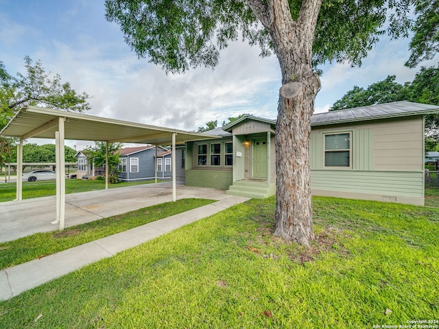 view of front of home featuring a carport and a front lawn