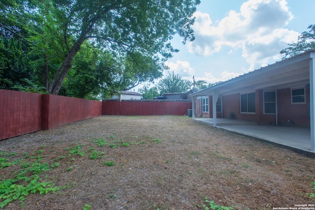 view of yard featuring a patio