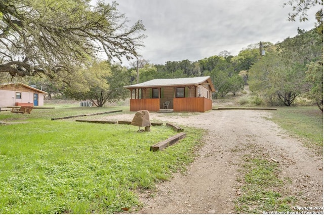 view of front of home featuring driveway and a front lawn