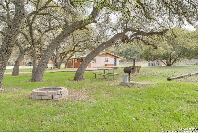 view of yard featuring a fire pit