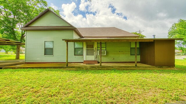 view of front of house featuring a front lawn