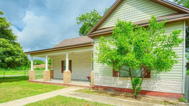 view of front facade featuring a front yard