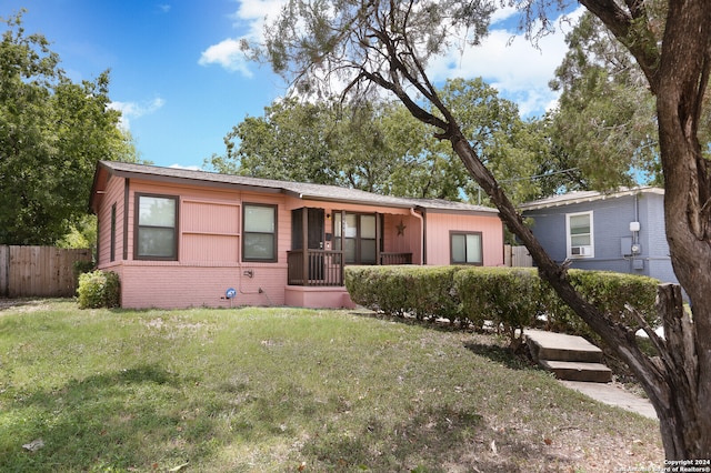 view of front of property with a front yard