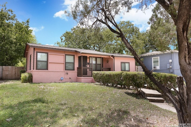 view of front of home featuring a front lawn