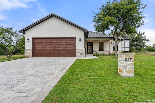 view of front facade featuring a garage and a front lawn