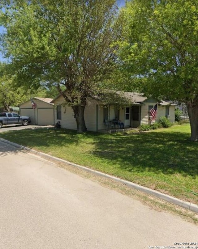 view of front of home featuring a garage and a front yard