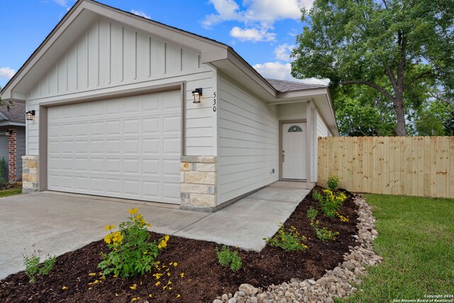 ranch-style home featuring a garage