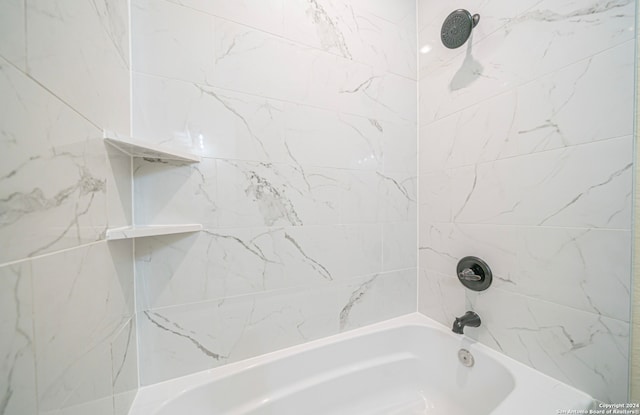 bathroom with tiled shower / bath