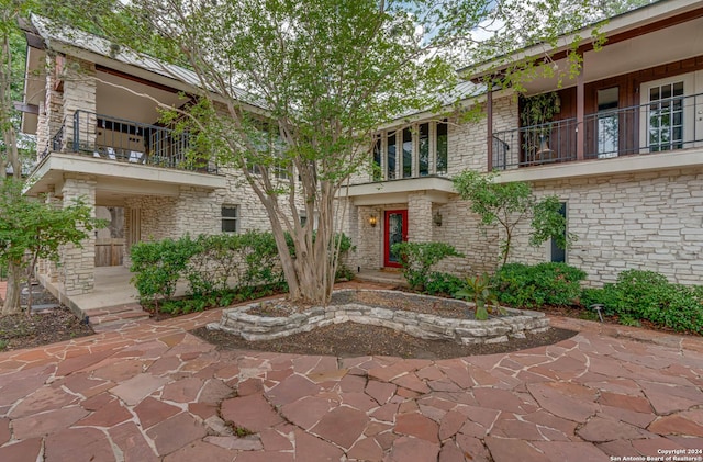 view of property's community featuring a patio