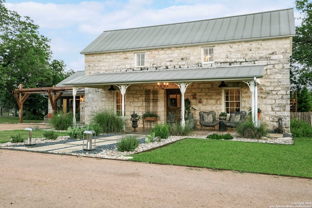 view of front facade featuring covered porch and a front lawn