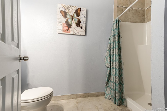 bathroom featuring toilet and a shower with curtain