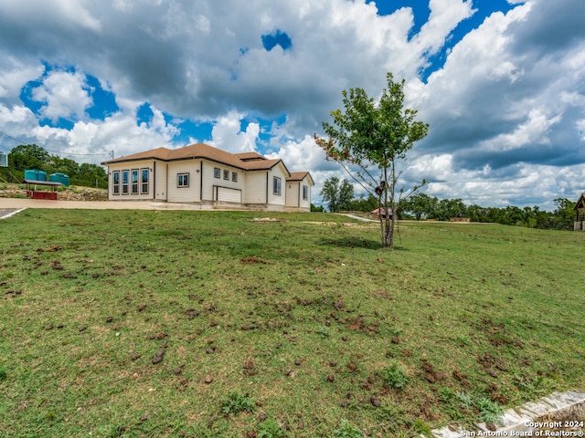 view of front of house featuring a front lawn