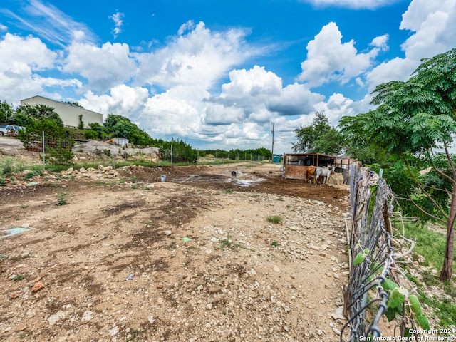 view of yard featuring a rural view