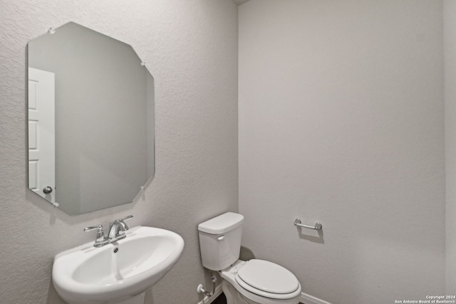 bathroom featuring toilet and sink