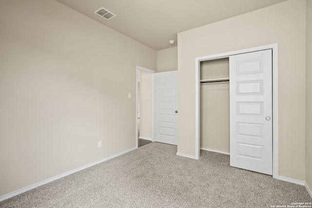 unfurnished bedroom with carpet flooring and a closet