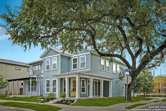 view of front of home featuring a front yard